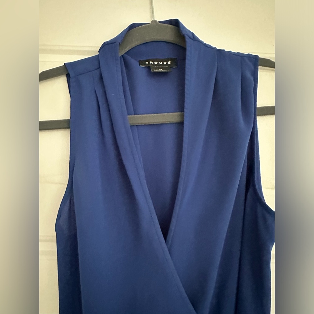 blue sleeveless blouse